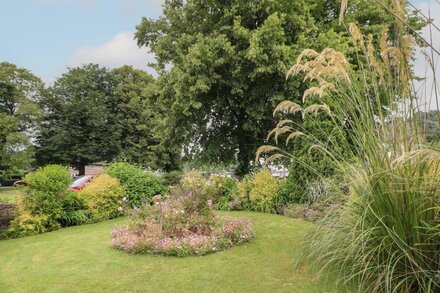 TULIPTREE, family friendly, character holiday cottage in Ashover