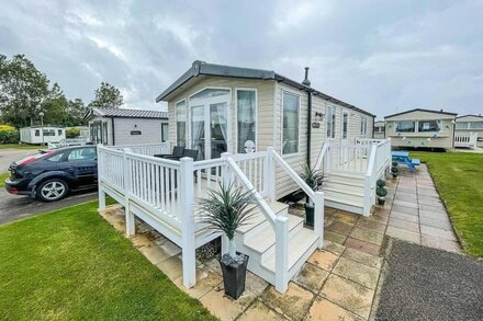 Beautiful 8 berth caravan with decking at Haven Hopton in Norfolk ref 80035S