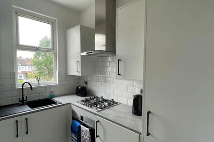 Stylish & Peaceful 2BD Flat - Near Wimbledon