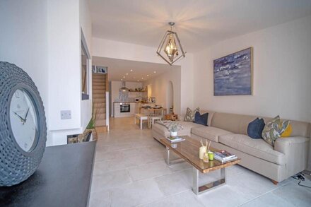 Sleeps 6 Luxury Sea Front Cottage Mumbles, Swansea Bay