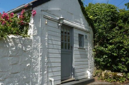 Artist's Studio, rural retreat nr Praa Sands Beach, Dog Friendly, secure garden