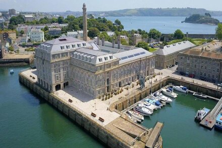 15 Mills Bakery stylish one bed apartment in Grade 1* Royal William Yard