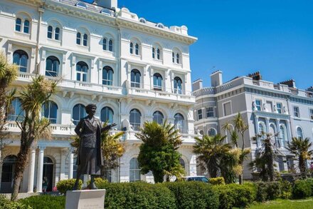 Sir Arthur Conan Doyle Apartment (No 6) 1, Elliot Terrace - stunning sea views over Hoe and Plymouth