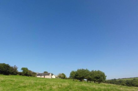 Charming Farm Cottage, Far Reaching Views Of Devon , a rural escape!