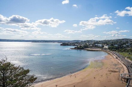 16 Astor - one bed apartment with juliette balcony and stunning uninterrupted sea views