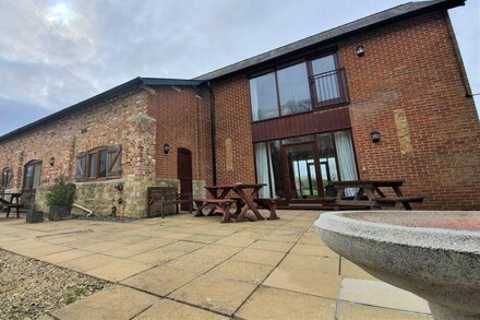 Stunning Group Accommodation | sleeps 16 | Hot Tub