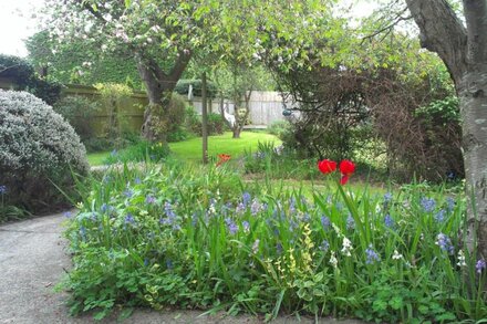 A charming seaside  cottage 5 minutes walk from beach on Jurassic Coast