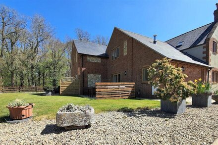 Picturesque Rural Cottage with Private Hot Tub in Dorset