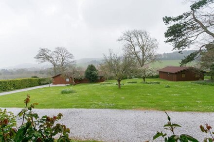 Four star Lodge with two bedrooms, fabulous views yet close to pubs and beach