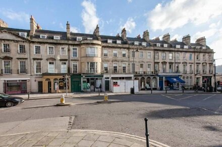 A spacious and contemporary apartment for up to 16 in central Bath