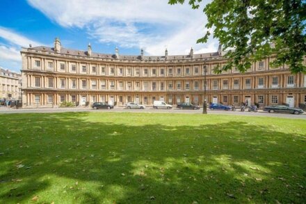 This lovely central apartment for two is a Georgian masterpiece.