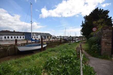 Dolphin House, Emsworth -  a flat that sleeps 2 guests  in 1 bedroom