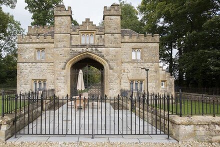 Castle Gatehouse -  a sudeley castle cottage that sleeps 4 guests  in 2 bedrooms