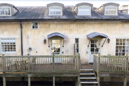 A sudeley castle cottage that sleeps 3 guests  in 2 bedrooms