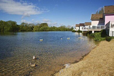 Shelduck Lodge - Pet-friendly Cotswold Lake House