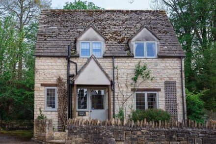 A sudeley castle cottage that sleeps 6 guests  in 2 bedrooms