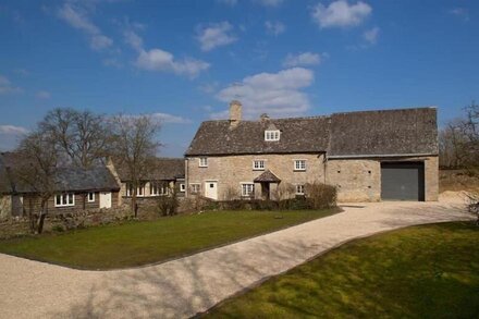 New Yatt Farm. Sleeps 16/18 Beautifully renovated farmhouse set in 8 acres