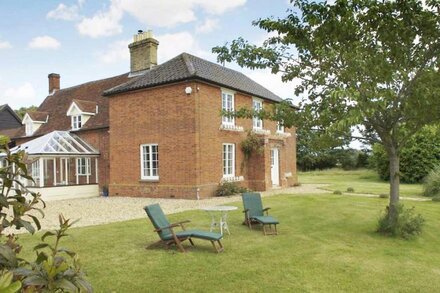 The Farmhouse'gorgeous retreat with hot tub'