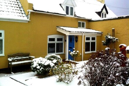 Admiral Cottage, Cosy Thatched Cottage Close To Sea & Sand Dunes