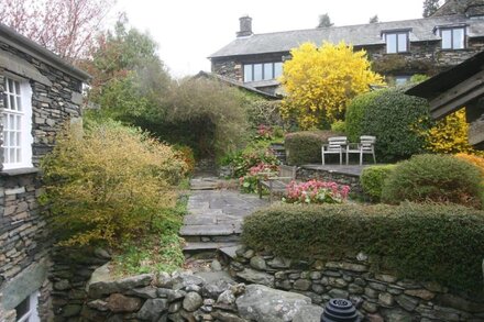 BRYONY COTTAGE, private parking, wifi, sleeps 3, tranquil central location