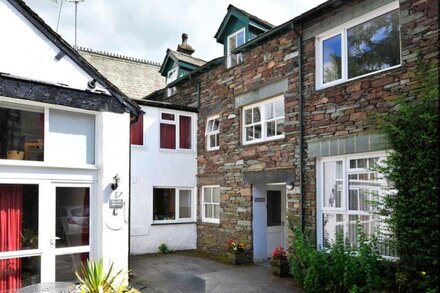 Cosy cottage in quiet courtyard in Grasmere village with private parking