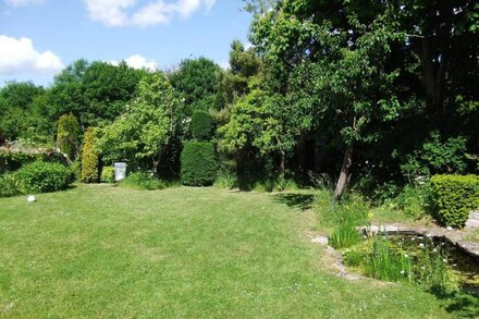 Old detached stone cottage in Shakespeare country