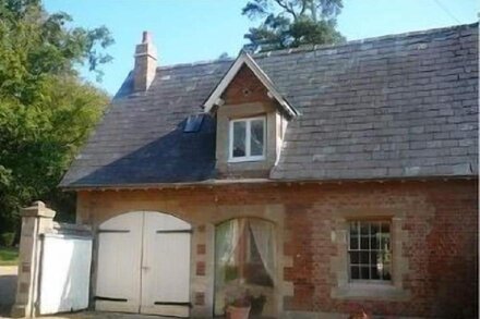 Victorian Old Coach House With Superking Master Bedroom suite.