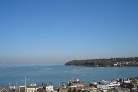 Cliffhanger, Cowes. Elegant period property, with stunning sea views. Sleeps 10