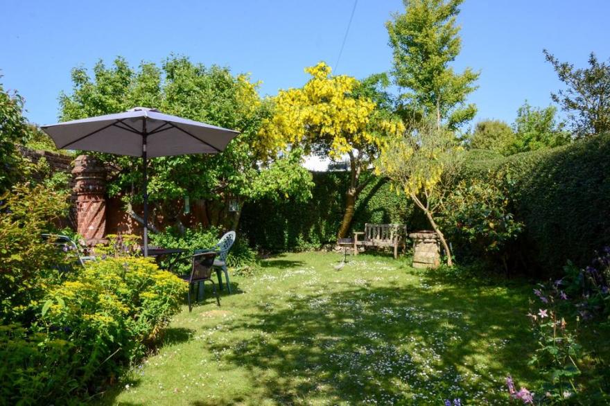 Grove Cottage -  a cottage that sleeps 4 guests  in 2 bedrooms