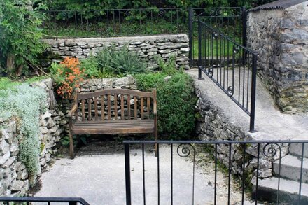 Tranquil Period Cottage On The Edge Of Tideswell, 5 mins stroll to centre.