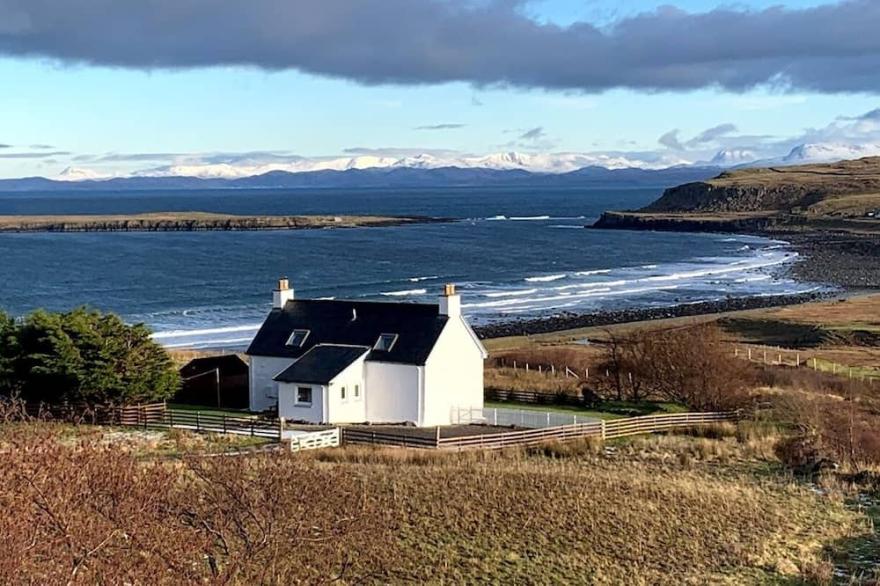 Driftwood Cottage Skye, 2 bedroom , Spectacular Seaview, close to Quiraing