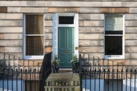 Dean Terrace Apartment  -  Comfortable Edinburgh Apartment Sleeps 6 Guests in 3 Bedrooms