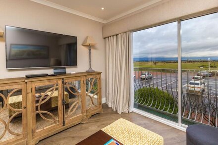 1 Links Crescent 5 Star Selfcatering House Overlooking Old Course in St Andrews