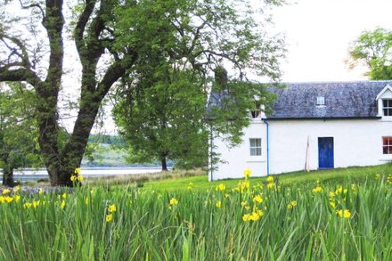 Scottish Highland Holiday Cottage in idyllic loch-side setting