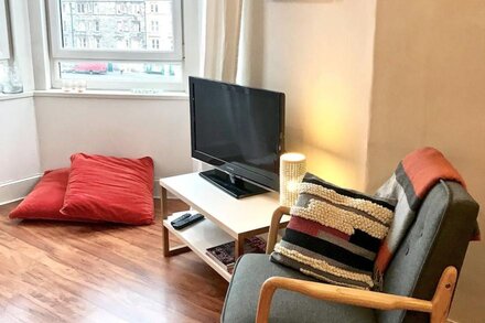 Quiet, cosy 1 Bedroom flat (on third floor) - perfect for Xmas!