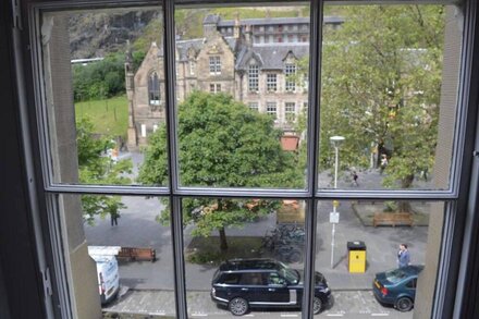 Grassmarket apartment with stunning Edinburgh Castle view