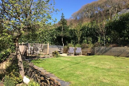 Lovely cottage in Snowdonia, private hot tub, by mountains & award winning beach