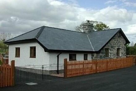 18th Century Quaint Cottage with private lake access, Bala, Snowdonia, N. Wales