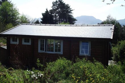 SNOWDONIA LOG CABIN RETREAT 4 BERTH FAMILY/PET FRIENDLY. STUNNING MOUNTAIN VIEWS