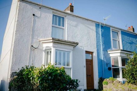 Boutique Cottage in the heart of Mumbles with parking - family & dog friendly!