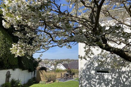 Sea views from private garden, free parking, 5 min walk to beach.