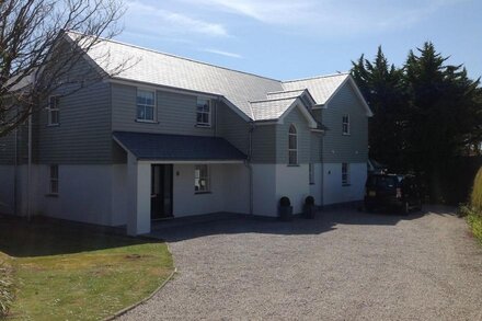 Contemporary 5 Bedroom House, Metres from Daymer Bay Beach