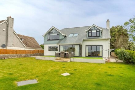 High Croft is a superb, spacious and light, architecturally designed property.