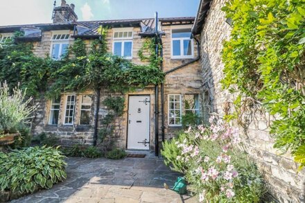 TEVIOT COTTAGE, family friendly, with a garden in Corbridge