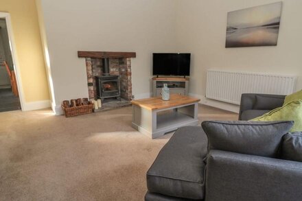 HARE & HOUNDS HOUSE, pet friendly, with open fire in Allendale