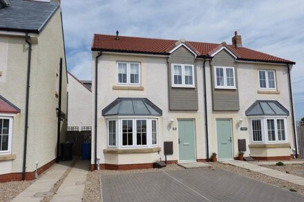 Cowry Cottage - Sea Views Only 5 Minutes Walk From Miles Of Golden Sand