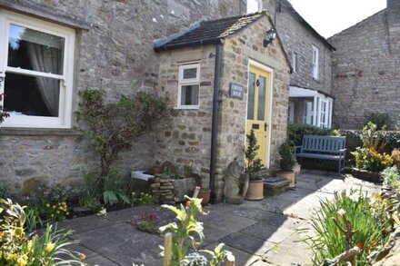 Traditional Dales Stone House, Wonderful Location for Walking in Swaledale