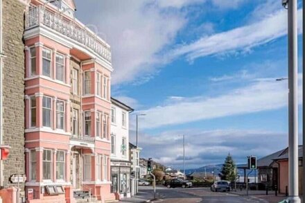 Luxury Seafront Apartment in the Beautiful Village of Aberdovey -sleeps 8