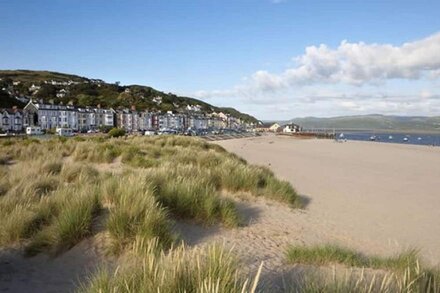 Cosy Swiss-Style Wooden Chalet in Aberdovey, Snowdonia with stunning sea views