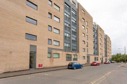 Stylish contemporary 2 bed apartment close to Glasgow City Centre